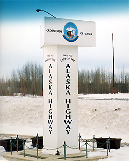 アラスカ・ハイウェイの標識の写真