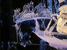 氷の彫刻馬の横顔の写真