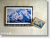 ８０セント切手（デナリ）の絵柄のマグネットとピンズ
