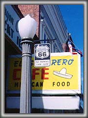 ウィリアムズの街中のルート６６の標識 - Historic Route 66 Sign in Williams Arizona