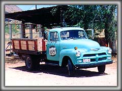 オールドルート６６ビジターセンターのトラック - Truck at Old ROUTE 66 Visitor Center Hackberry Arizona