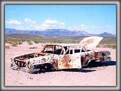 オートマンロードの道端の朽ち果てた車 - Abandoned Car Oatman Road Arizona
